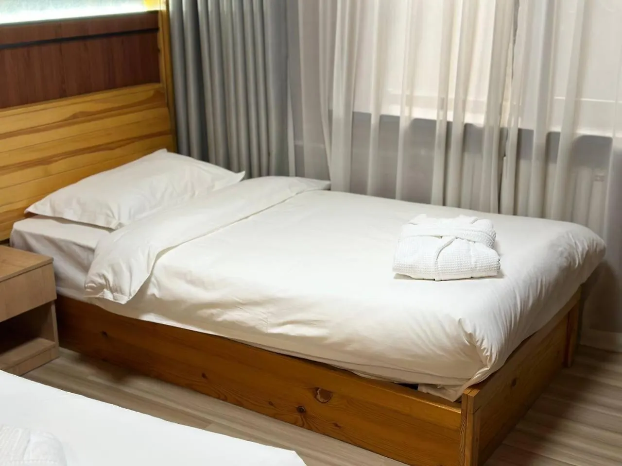 Yb Garden Hotel Almaty 4*,